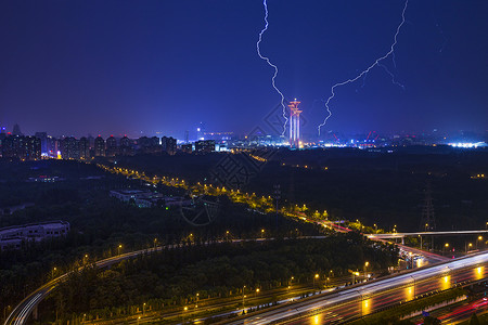  雷电下的夜景城市背景图片