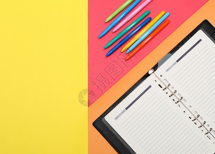 黄色圆珠笔办公笔记本桌面创意造型摄影背景