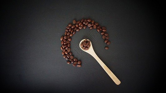 放在麻布上的木勺和咖啡豆咖啡背景