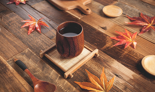 木窗子秋天茶饮品背景