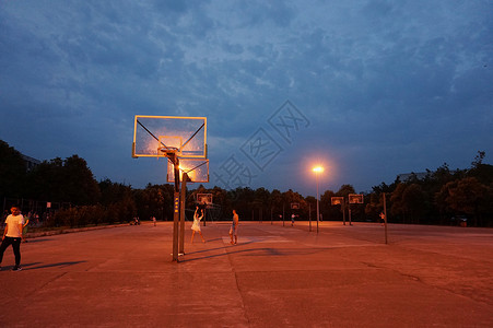 闯黄灯傍晚时分篮球场背景