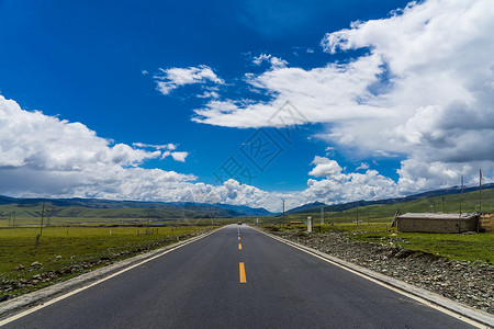 青藏高原上的公路背景图片