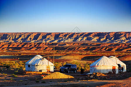 夕阳下的蒙古包新疆五彩城夕阳下的帐篷背景