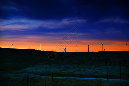 新疆五彩滩风车夕阳下的剪影高清图片