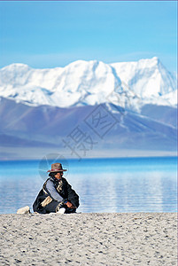西藏纳木错雪山脚下的藏民背景图片