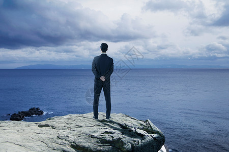 孤独雨景瞭望大海商务男士设计图片