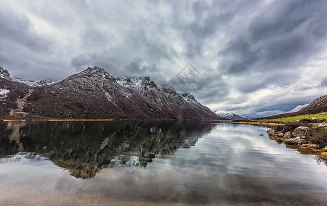 下雨湖面高原雪山湖泊背景