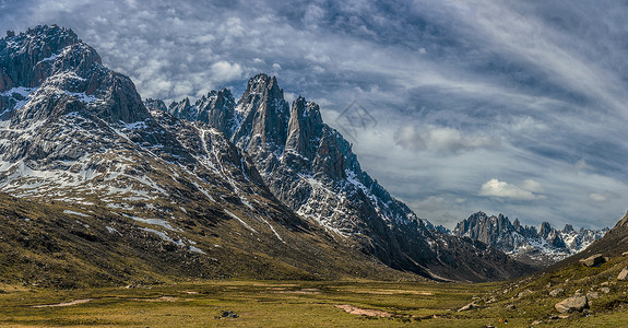 雨后的天空雪山草原背景