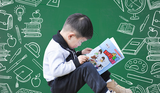 小男孩看书坐在黑板前看书的小男孩设计图片