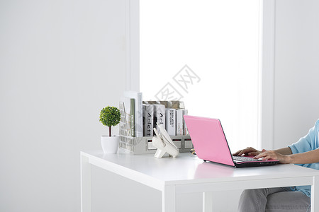 粉色笔记本简洁空间粉色电脑办公桌背景