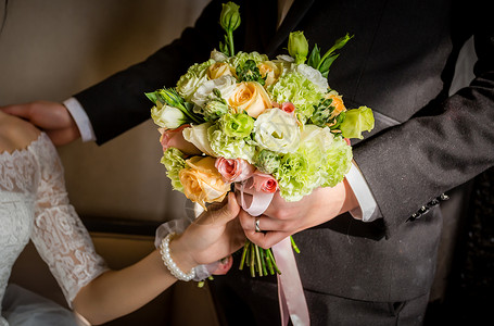 国外婚礼纪实摄影婚礼上的鲜花背景