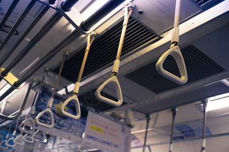 日本地铁的拉手背景图片