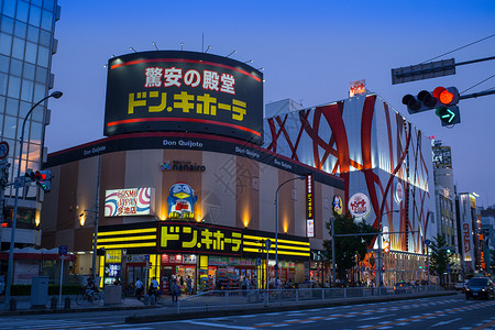 交通灯日本晚上的药妆店背景
