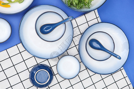 蓝色陶瓷碟子餐具套装背景