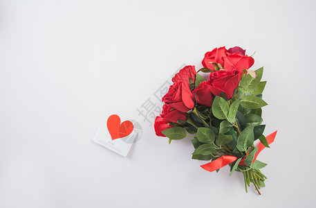 红金色婚礼礼品与玫瑰花背景