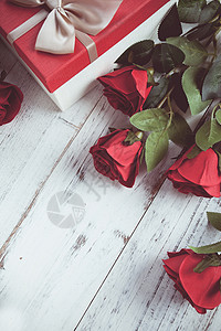 礼物和玫瑰白底花朵素材高清图片