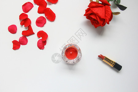 鲜艳卡片红玫瑰花瓣七夕情人节白色静物素材背景