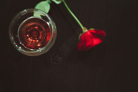 七夕节恋人红酒与玫瑰背景