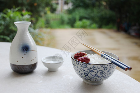 青花瓷酒壶日式餐具酒和米饭背景