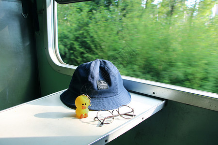 文艺帽子旅途中的帽子眼镜背景