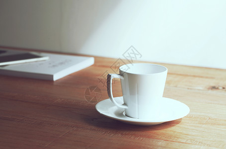 办桌桌上的咖啡杯和杂志背景