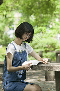 学校绿荫学生认真学习知识图片