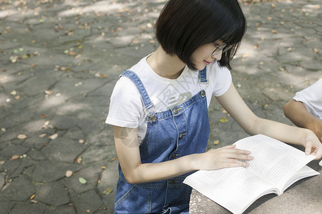 学校绿荫女学生认真学习知识图片