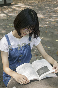 学校绿荫学生认真学习知识图片