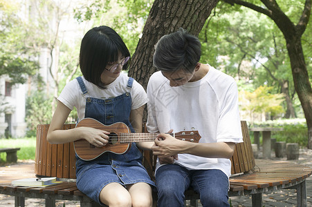 学校绿荫学生们一起认真学习知识图片