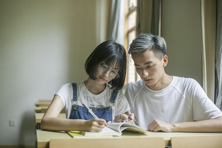 学校教室里学生们在认真学习上课图片