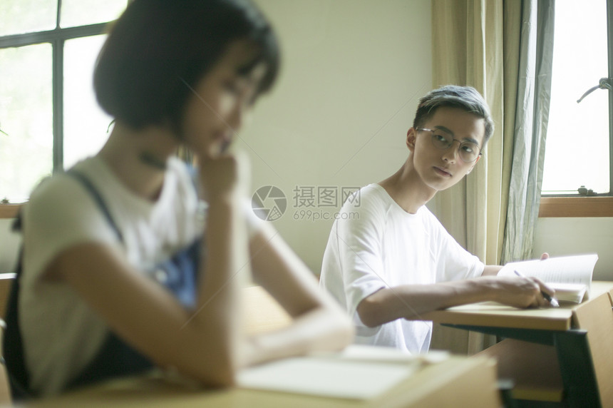 学校教室里学生们在认真学习上课图片