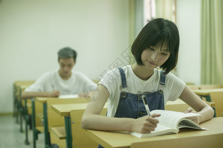 学校教室里上课同学认真学习知识图片