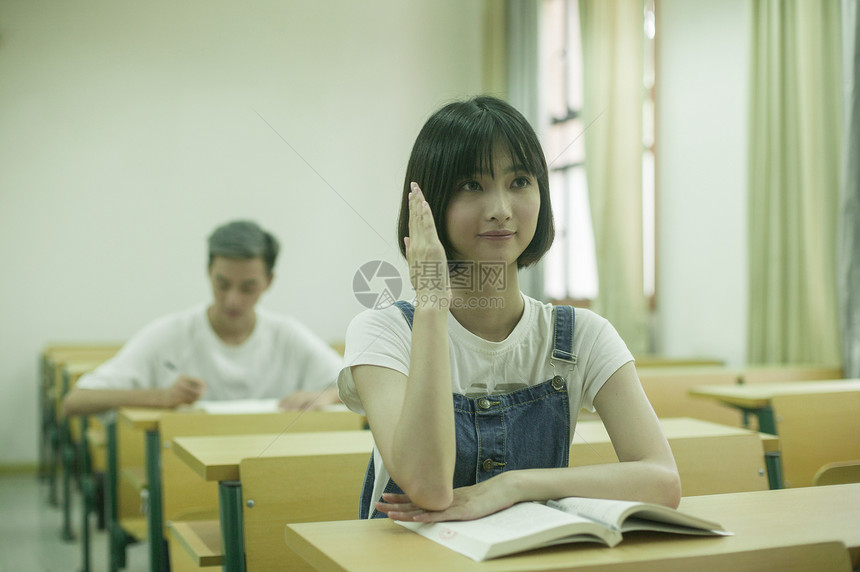 学校教室里上课同学认真学习知识图片