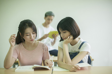 青春在一起学校教室里同学们在一起学知识背景