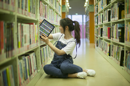 学校图书馆里同学在查阅资料学习恋爱图片