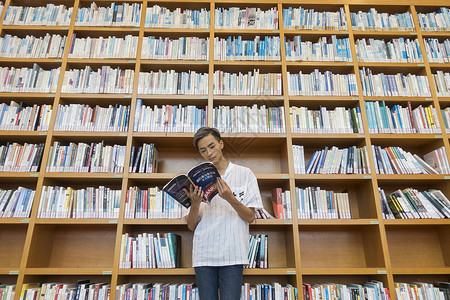 学校里图书馆男同学复习看书图片