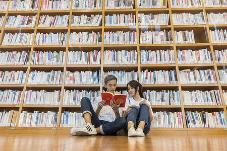 学校里图书馆男女同学一起复习看书图片