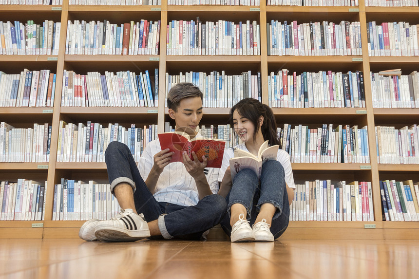 学校里图书馆男女同学一起复习看书图片