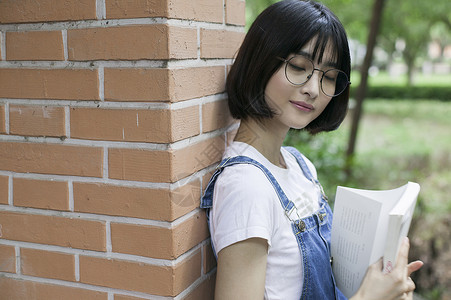 学校里女同学学习看书图片