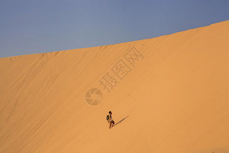 一个人孤独的在沙漠里行走图片