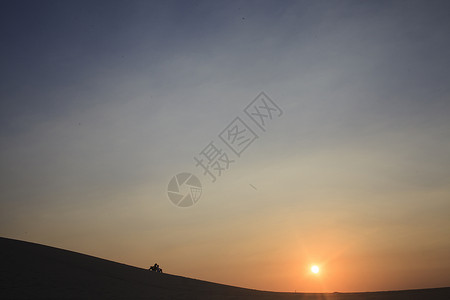 夕阳的沙漠图片