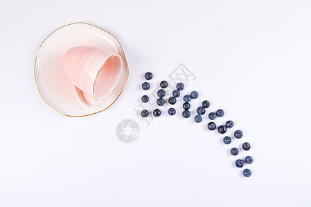 蓝莓茶杯下雨浇水创意组合图片