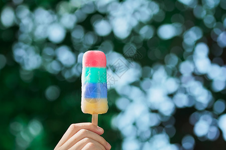 夏天雪糕冰淇淋手拿彩色冰激凌背景