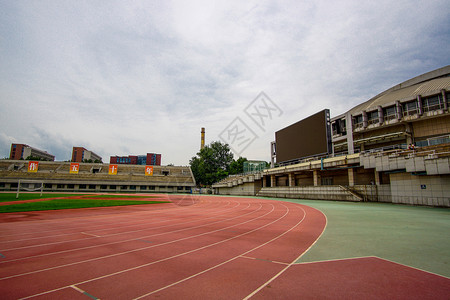 跑步终点清华大学的体育场背景