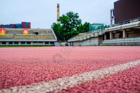 奔跑向终点清华大学的体育场背景