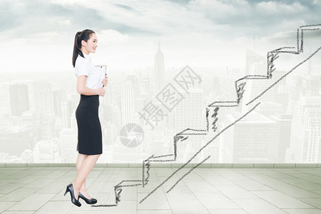 坐在楼梯上的人商务女性在城市背景上攀爬楼梯的概念设计图片