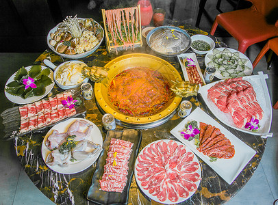猪脆耳传统香辣重庆四川牛油火锅大餐背景