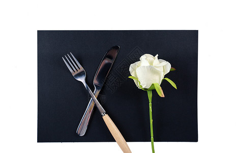 玫瑰黑白餐具与玫瑰背景
