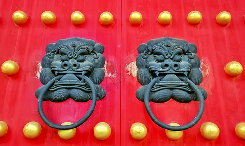 红色大门门环高清图片