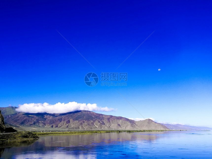 平静的湖水图片